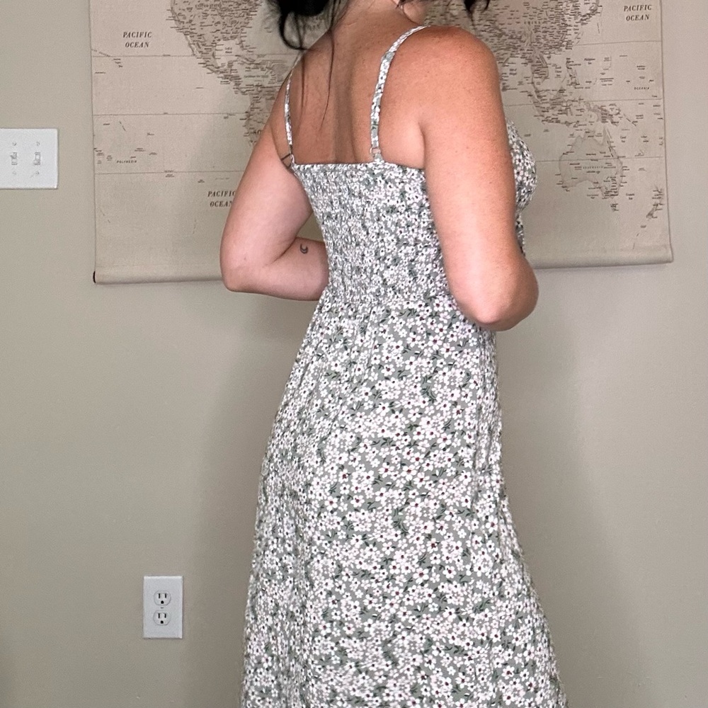 Cottagecore milkmaid sage green floral print tie in front midi flowy dress - Picture 5 of 6